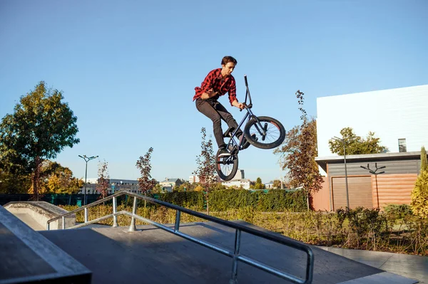 Motociclista Bmx Masculino Salto Acción Adolescente Entrenamiento Skatepark Deportes Extremos — Foto de Stock