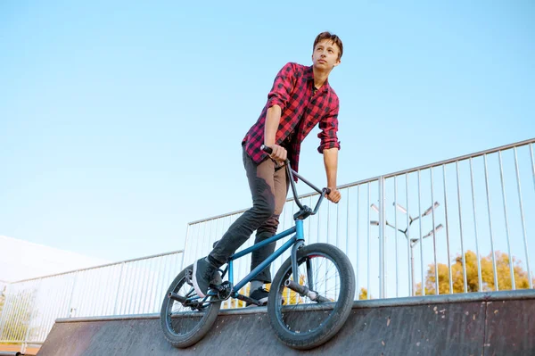 Bmx 속임수를 스케이트 파크에서 훈련중인 대입니다 자전거타기 자전거 거리달리기 공원에서 — 스톡 사진