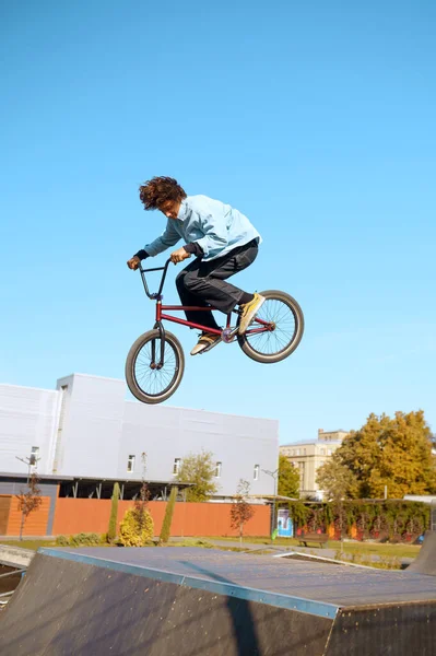 Masculino Bmx Motociclista Fazendo Truque Rampa Adolescente Treinamento Skatepark Extremo — Fotografia de Stock