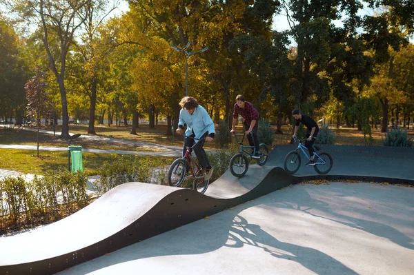 Drei Bmx Fahrer Auf Fahrrädern Training Skatepark Extremsport Mit Dem — Stockfoto