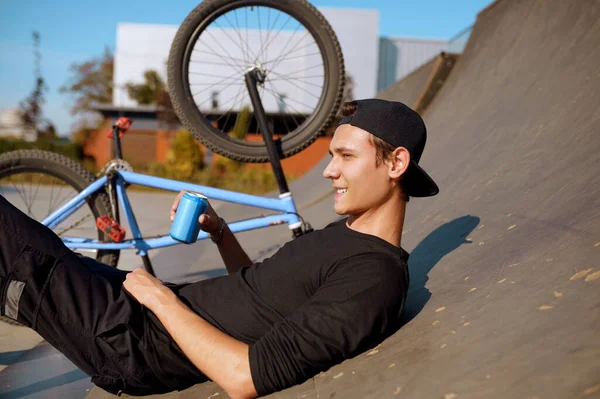 Mladý Bmx Motorkář Volný Čas Rampě Teenager Tréninku Skateparku Extrémní — Stock fotografie