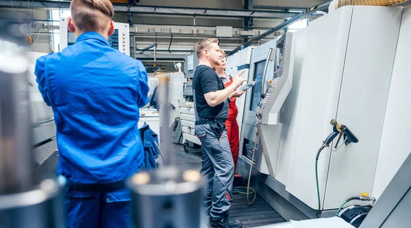 Dois Jovens Engenheiros Que Trabalham Com Computador Fábrica — Fotografia de Stock