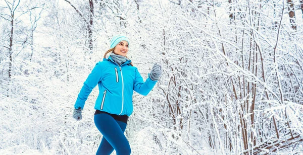 Fit Γυναίκα Τρέχει Χειμώνα Και Χιόνι Για Κάνει Την Αθλητική — Φωτογραφία Αρχείου