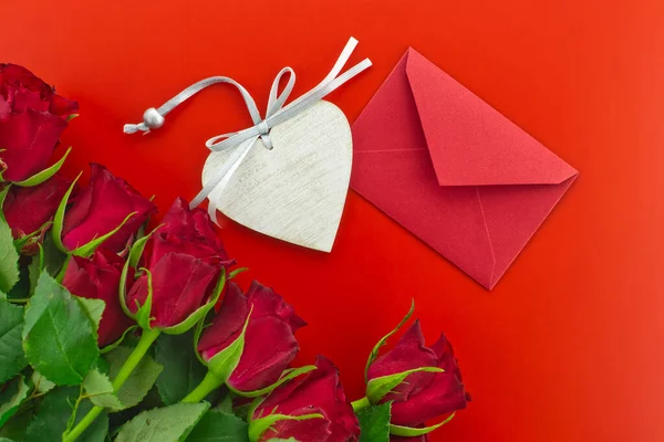 Rosas Vermelhas Envelope Medalhão Coração Madeira Fundo Vermelho Com Espaço — Fotografia de Stock