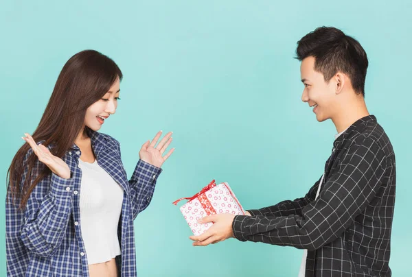 Jeune Couple Avec Des Boîtes Cadeaux Sur Fond Bleu — Photo