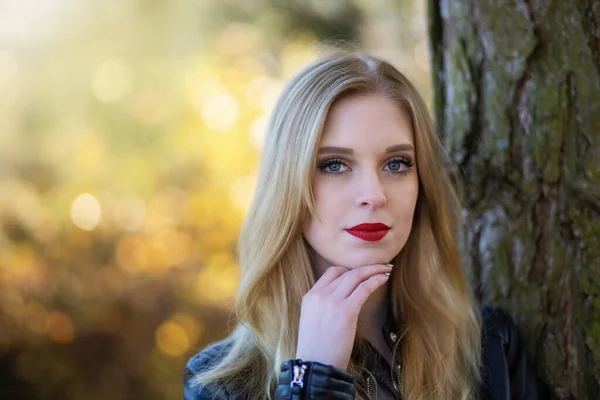 Menina Cabelo Longo Atraente Com Lábios Vermelhos Está Gesticulando Posando — Fotografia de Stock