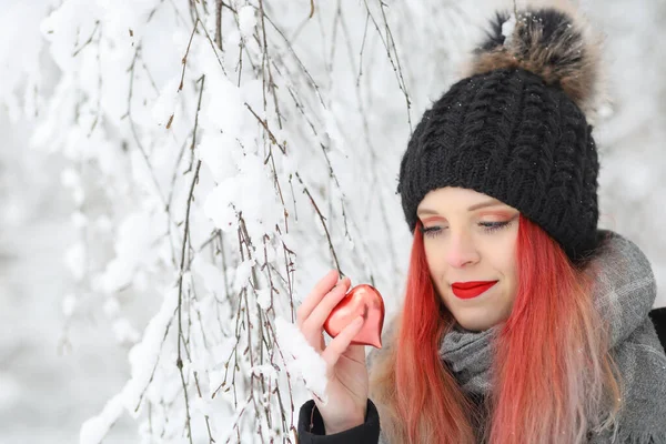 Gülen Kızıl Saçlı Kız Karlı Kış Gününde Elinde Tutan Kırmızı — Stok fotoğraf