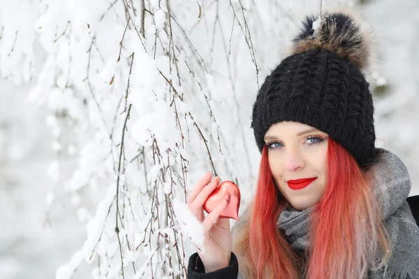 Chica Pelo Rojo Está Sosteniendo Corazón Rojo Sonriendo Cámara Día —  Fotos de Stock