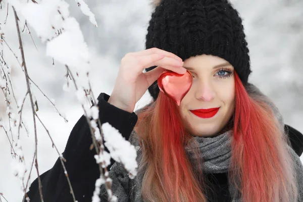 Ritratto Frontale Una Bella Ragazza Con Capelli Rossi Che Copre — Foto Stock