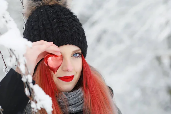 Vista Laterale Una Bella Ragazza Con Capelli Rossi Che Copre — Foto Stock