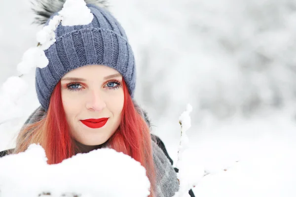 Портрет Привабливої Дівчини Червоного Волосся Засніженій Природі Крупним Планом — стокове фото