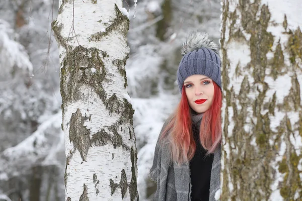 Retrato Chica Atractiva Pelo Rojo Posando Entre Dos Abedules Naturaleza — Foto de Stock