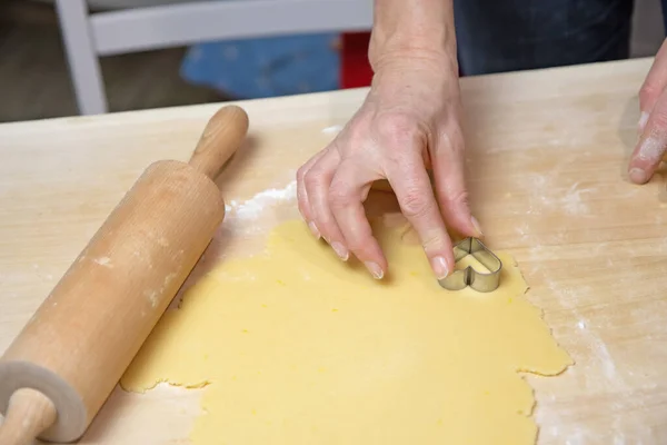 Corte Biscoitos Caseiros Forma Coração Pequeno Como Uma Surpresa Para — Fotografia de Stock