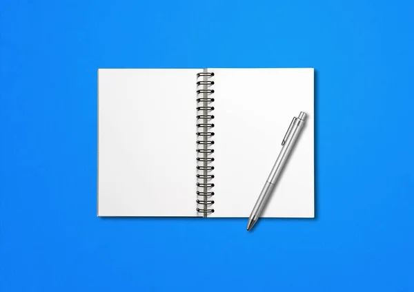 Κενό Ανοικτό Σπιράλ Notebook Mockup Και Στυλό Απομονώνονται Μπλε Φόντο — Φωτογραφία Αρχείου