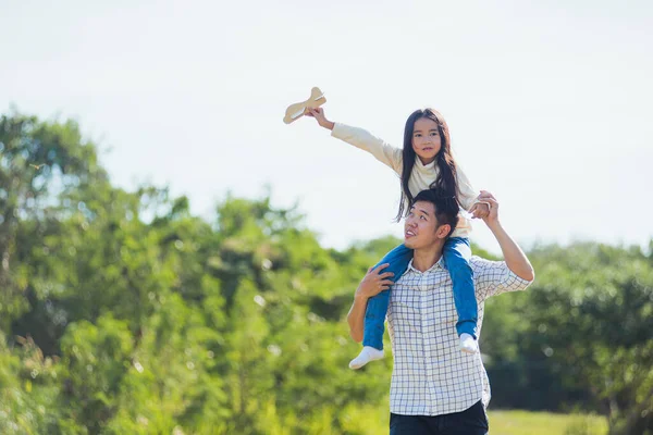 Ευτυχισμένος Ασιατικός Νεαρός Πατέρας Της Οικογένειας Και Μεταφέρουν Ένα Ενθουσιασμένο — Φωτογραφία Αρχείου