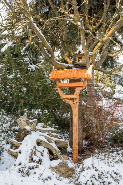 Hausgemachtes Hölzernes Vogelhaus Oder Futterhäuschen Auf Wintergarten Bei Verschneitem Tag — Stockfoto