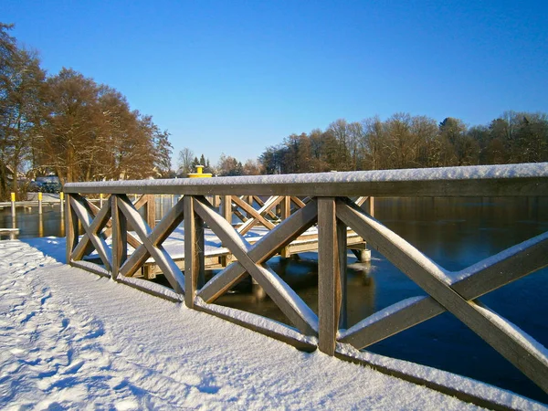 Dřevěný Most Přes Řeku Parku — Stock fotografie