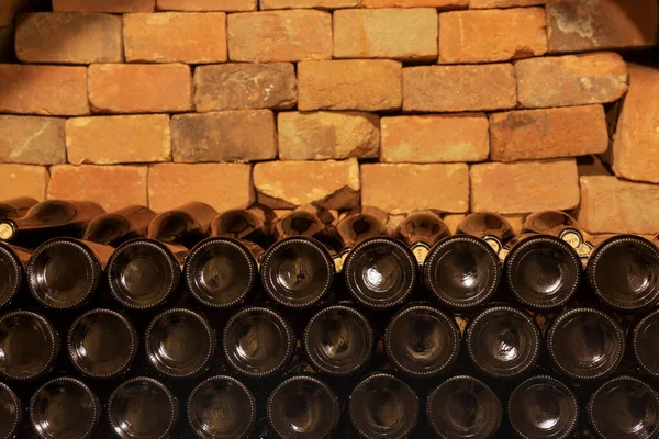 南モラビアのワインセラーにワインボトルを積み上げるエリアチェコ共和国 — ストック写真