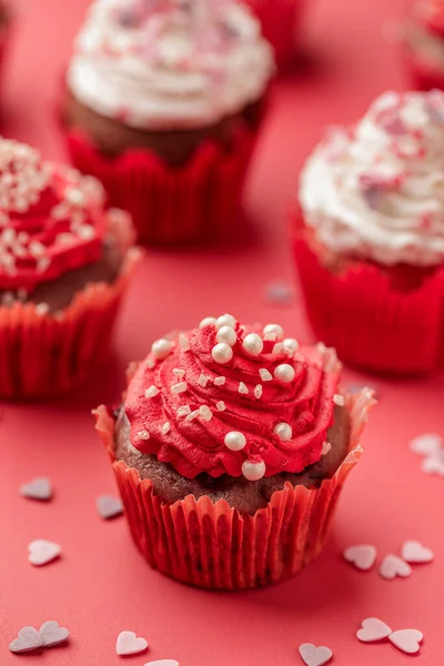 Dulces San Valentín Cupcakes Decorados Con Perlas Sobre Fondo Rojo — Foto de Stock