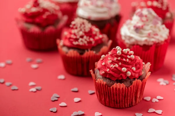 Dia Dos Namorados Amor Cupcake Decorado Com Chantilly Pérolas — Fotografia de Stock