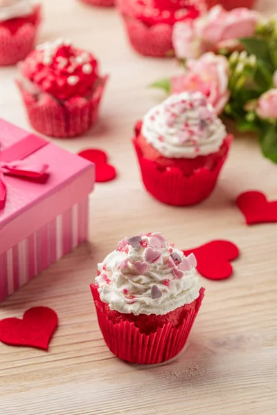 День Святого Валентина Подарочная Коробка Красные Розы Белом Деревянном Фоне — стоковое фото