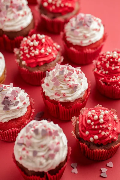 Tarjeta San Valentín Cupcake Con Crema Blanca Roja Corazones Perlas — Foto de Stock