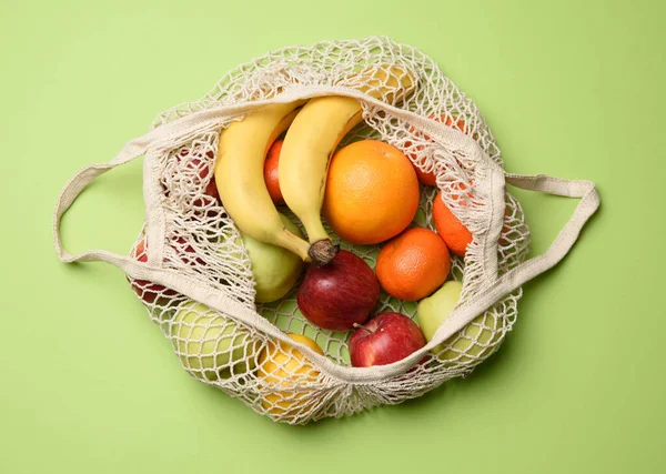 Reife Frische Früchte Einer Stofftasche Auf Grünem Hintergrund Ansicht Von — Stockfoto