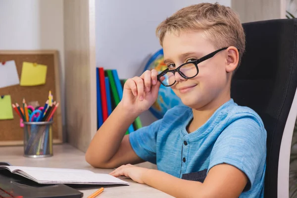 Nauka Domu Edukacja Online Uczeń Okularach Domu Chłopiec Siedzący Przy — Zdjęcie stockowe