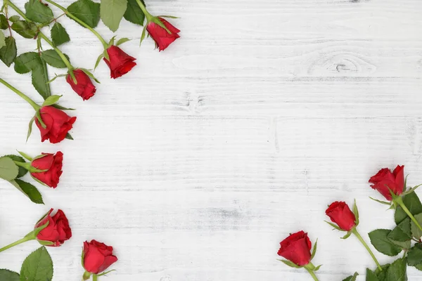 Κόκκινα Τριαντάφυλλα Λευκό Ξύλινο Φόντο Στην Κορυφή Αντίγραφο Χώρου — Φωτογραφία Αρχείου