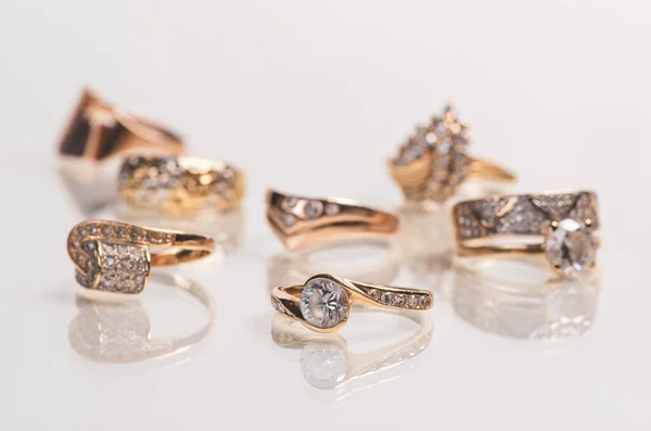 Gouden Ring Met Diamanten Ringen Witte Achtergrond — Stockfoto