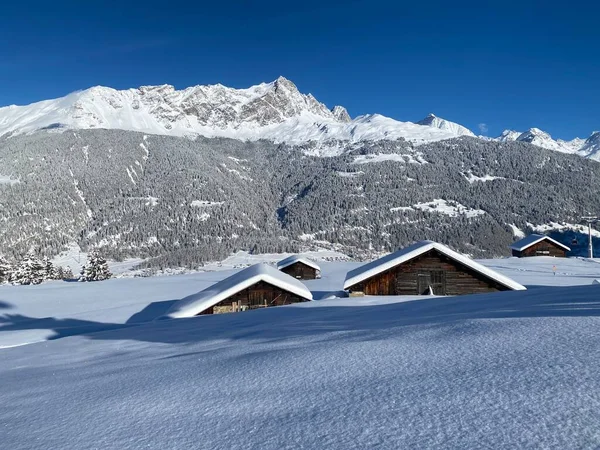Hermoso Paisaje Invierno Con Montañas Cubiertas Nieve —  Fotos de Stock