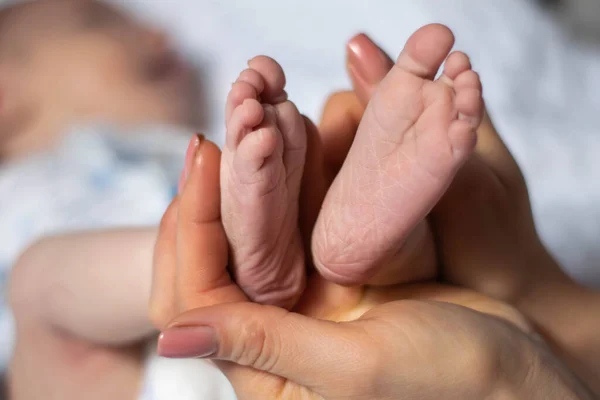 Baby Voeten Een Witte Achtergrond — Stockfoto