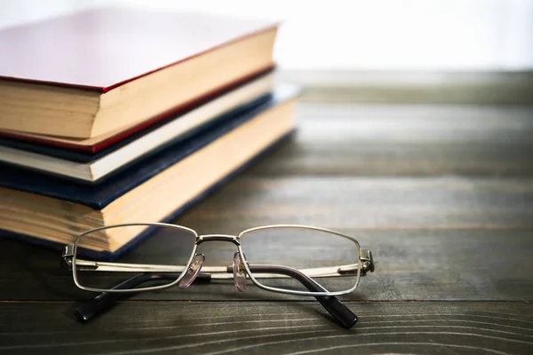 Pila Libros Gafas Mesa Madera — Foto de Stock