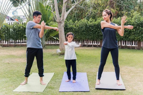 Asian Young Mother Father Child Daughter Practicing Exercising Stretching Together — Stock Photo, Image