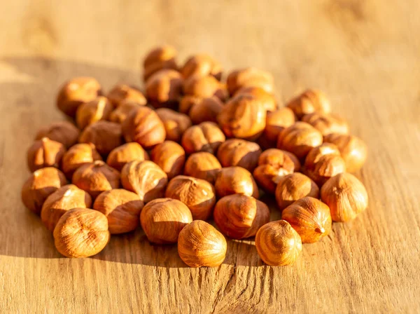 Hazelnut Pada Latar Belakang Kayu — Stok Foto