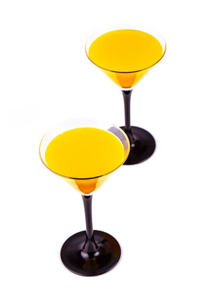Martini Glas Mit Zitrone Und Orangensaft Auf Weißem Hintergrund — Stockfoto