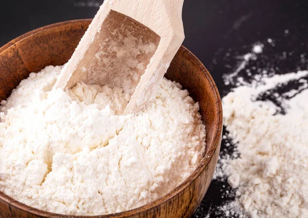 Mehl Einer Holzschüssel Und Schaufel Auf Schwarzem Hintergrund — Stockfoto