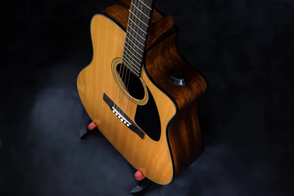 Vista Superior Corpo Guitarra Acústica Amarela Clássica Com Cordas Aço — Fotografia de Stock