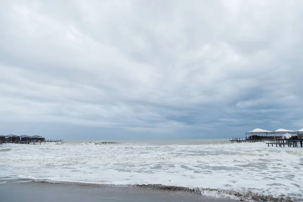 악천후에는 해상에 폭풍이 불었다 자연의 — 스톡 사진