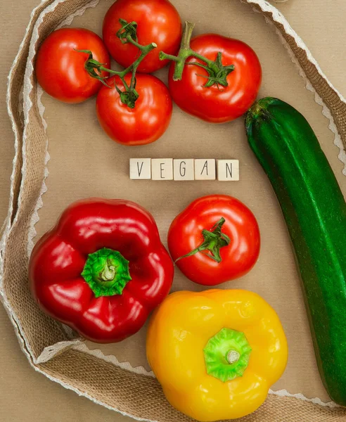 Vegano Escrito Con Cubos Madera Rodeado Verduras Orgánicas Frescas Papel —  Fotos de Stock