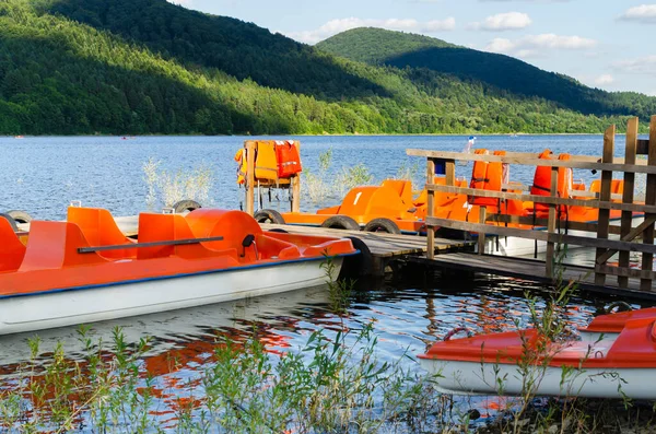 Catamaranes Naranjas Lago Amarrados Muelle Estilo Vida Hipster Turismo Parque — Foto de Stock