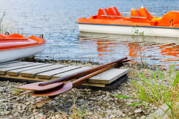 Los Remos Madera Yacen Orilla Catamaranes Placer Barcos Lago Amarrados — Foto de Stock