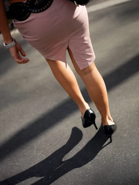 Mujer Joven Vestido Negro Caminando Por Calle — Foto de Stock