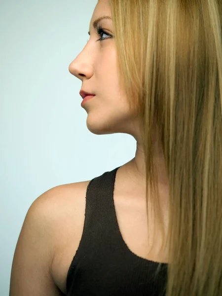 Portrét Krásné Mladé Ženy Dlouhými Vlasy — Stock fotografie