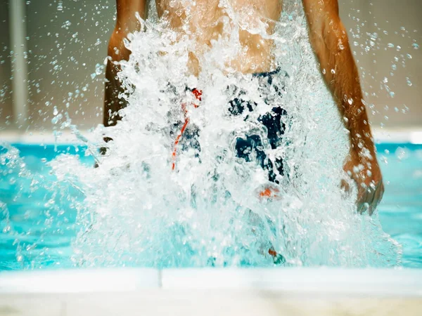 Mujer Joven Nadando Piscina —  Fotos de Stock