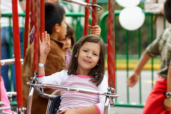 Niña Feliz Montar Parque Infantil Parque Atracciones — Foto de Stock