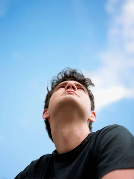 Joven Con Barba Cielo —  Fotos de Stock