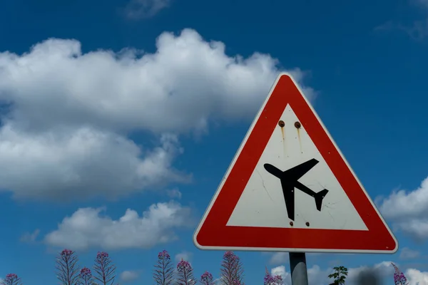 Road Sign Areoplane Blue Cloudy Sky Autumn — Stock Photo, Image