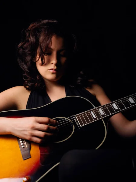 Young Woman Playing Guitar Black Background — Stock Photo, Image