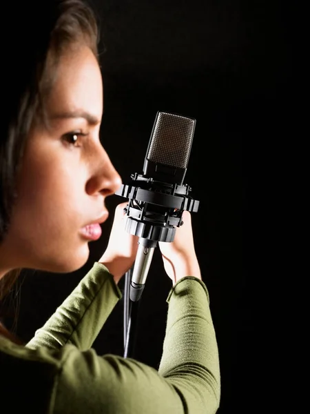 Jonge Vrouw Met Microfoon Zwarte Achtergrond — Stockfoto